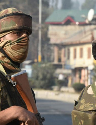 بھارت کی دہشت گردی، مقبوضہ کشمیر میں سرچ آپریشن کے نام پر 6 نوجوان گرفتار