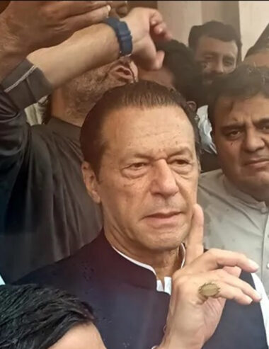 الحكومة الباكستانية تنفي مزاعم منع لقاء عمران خان بعائلته وتصف تقارير إعلامية أجنبية بالمضللة