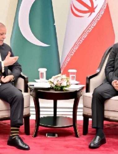 شهباز شريف وبزشكيان يؤكدان أهمية تعزيز التعاون الثنائي والمضي قدماً في تنفيذ تفاهمات «إسلام آباد»